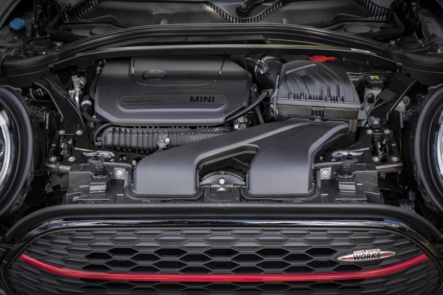 Моторный отсек Mini John Cooper Works Clubman (F54) 2019 года  (UK) (фото 12 из 27)